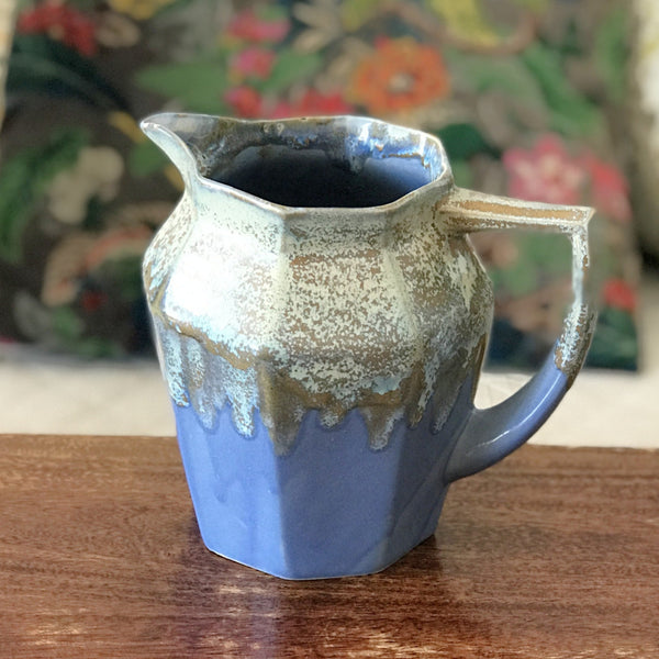 Pichet en céramique émaillée bleu lavande et beige Alphonse Mouton ou Alpho années 50 par Hello Broc brocante en ligne