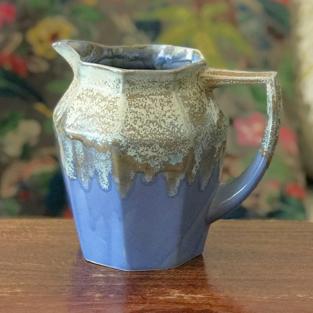 Pichet en céramique émaillée bleu lavande et beige par Alphonse Mouton ou Alpho années 50. Broc ou cruche d'une contenance de 1 litre par Hello Broc brocante en ligne