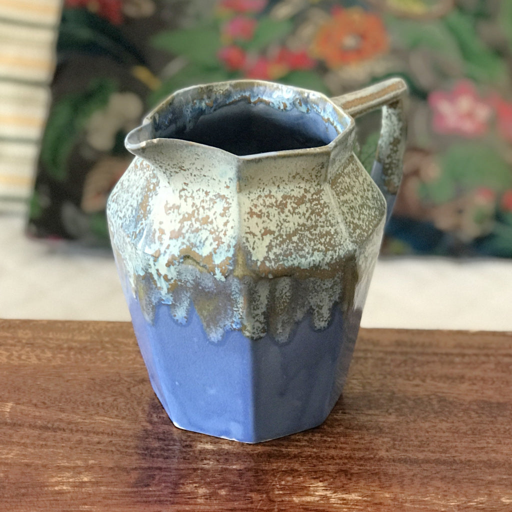 Pichet en céramique émaillée bleu lavande et beige Alphonse Mouton ou Alpho années 50 par Hello Broc brocante en ligne