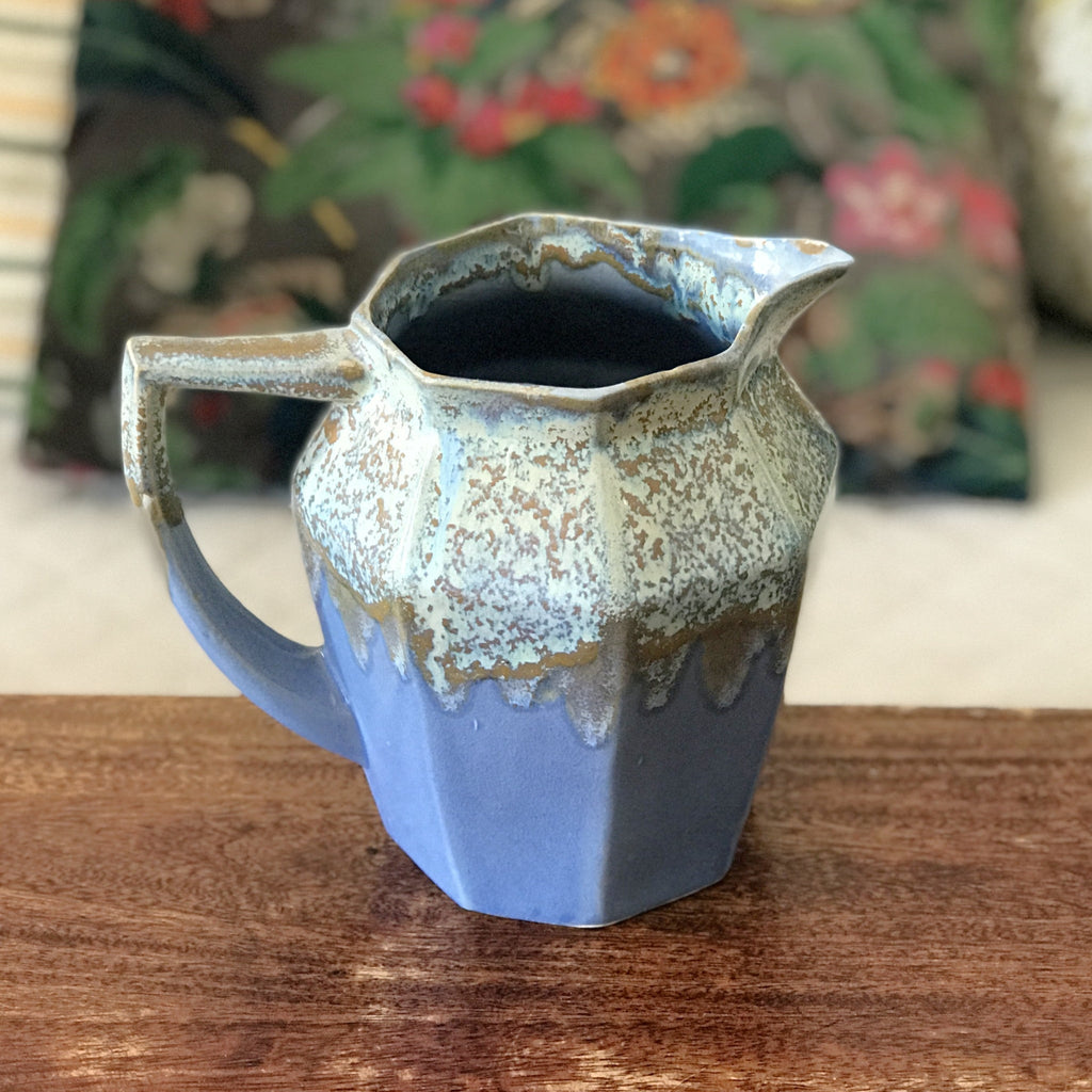 Pichet en céramique émaillée bleu lavande et beige Alphonse Mouton ou Alpho années 50 par Hello Broc brocante en ligne