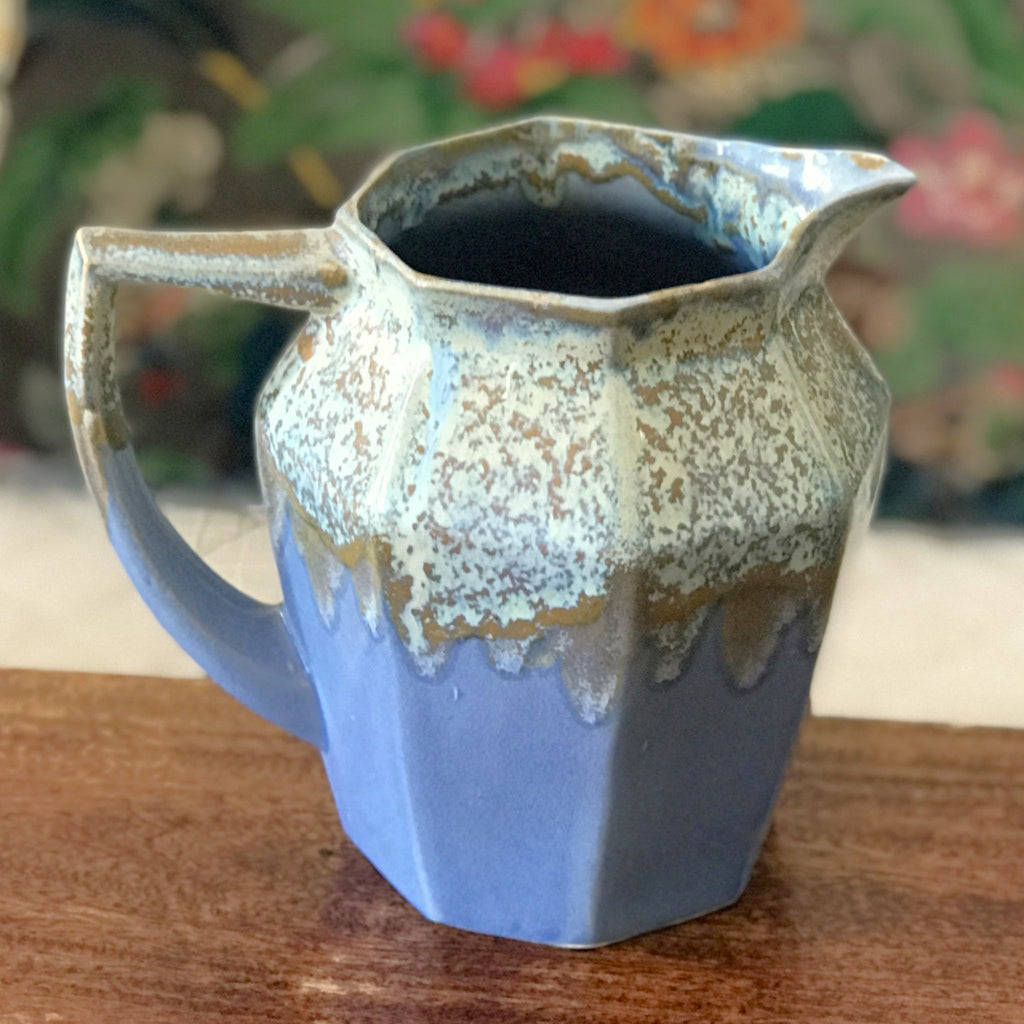 Pichet en céramique émaillée bleu lavande et beige par Alphonse Mouton ou Alpho années 50. Broc ou cruche d'une contenance de 1 litre par Hello Broc brocante en ligne
