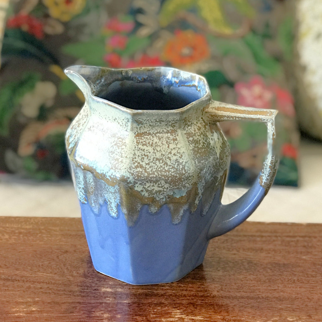 Pichet en céramique émaillée bleu lavande et beige par Alphonse Mouton ou Alpho années 50. Broc ou cruche d'une contenance de 1 litre par Hello Broc brocante en ligne