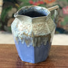 Pichet en céramique émaillée bleu lavande et beige par Alphonse Mouton ou Alpho années 50. Broc ou cruche d'une contenance de 1 litre par Hello Broc brocante en ligne