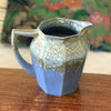 Pichet en céramique émaillée bleu lavande et beige par Alphonse Mouton ou Alpho années 50. Broc ou cruche d'une contenance de 1 litre par Hello Broc brocante en ligne