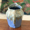 Pichet en céramique émaillée bleu lavande et beige par Alphonse Mouton ou Alpho années 50. Broc ou cruche d'une contenance de 1 litre par Hello Broc brocante en ligne