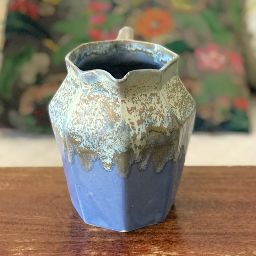 Pichet en céramique émaillée bleu lavande et beige par Alphonse Mouton ou Alpho années 50. Broc ou cruche d'une contenance de 1 litre par Hello Broc brocante en ligne