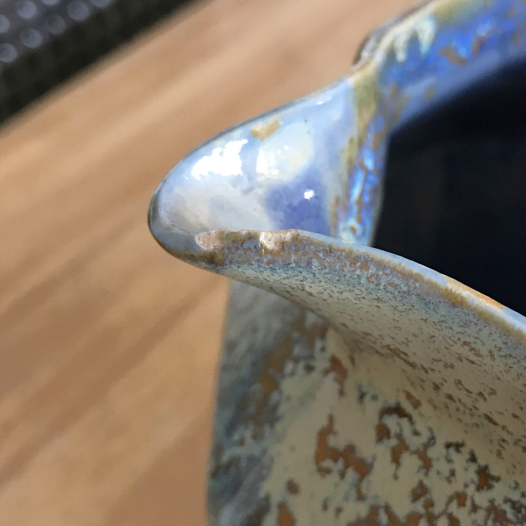 Pichet en céramique émaillée bleu lavande et beige par Alphonse Mouton ou Alpho années 50. Broc ou cruche d'une contenance de 1 litre par Hello Broc brocante en ligne