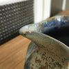 Pichet en céramique émaillée bleu lavande et beige par Alphonse Mouton ou Alpho années 50. Broc ou cruche d'une contenance de 1 litre par Hello Broc brocante en ligne