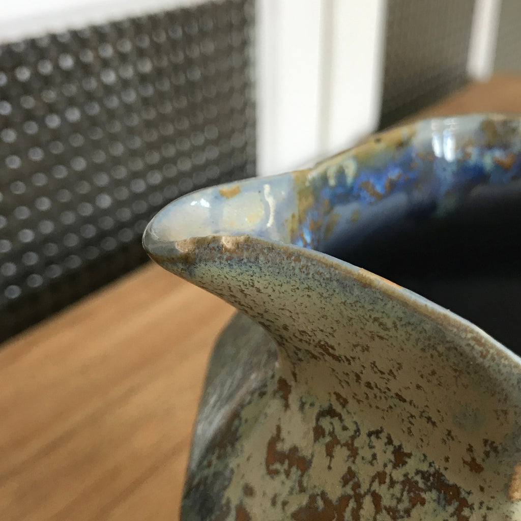 Pichet en céramique émaillée bleu lavande et beige par Alphonse Mouton ou Alpho années 50. Broc ou cruche d'une contenance de 1 litre par Hello Broc brocante en ligne