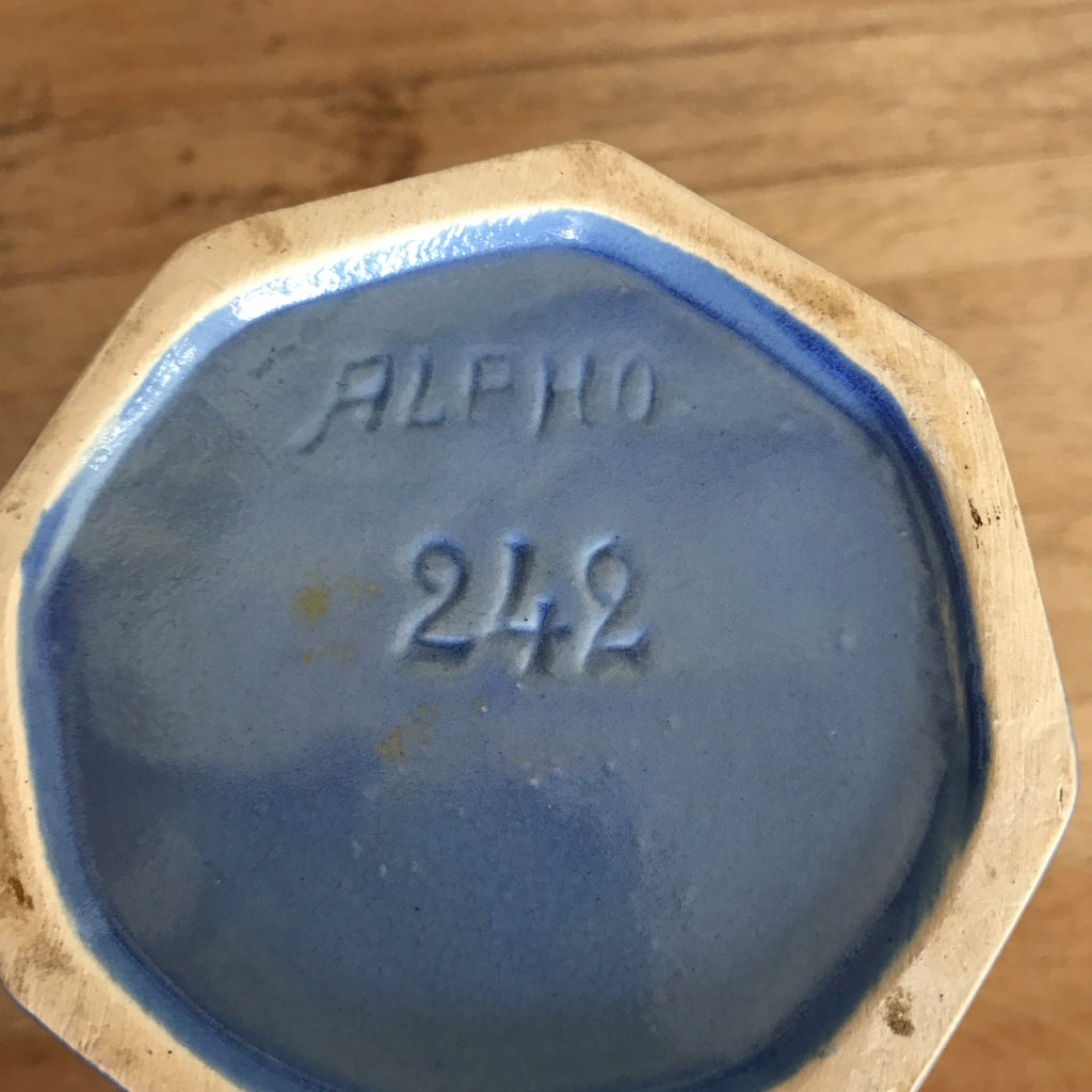 Pichet en céramique émaillée bleu lavande et beige par Alphonse Mouton ou Alpho années 50. Broc ou cruche d'une contenance de 1 litre par Hello Broc brocante en ligne