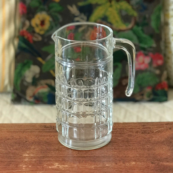 Pichet droit vintage en verre moulé quadrillé contenance 1 litre par Hello Broc brocante en ligne