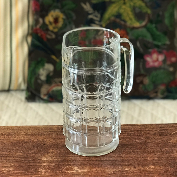 Pichet droit en verre moulé quadrillé contenance 1 litre par Hello Broc brocante en ligne