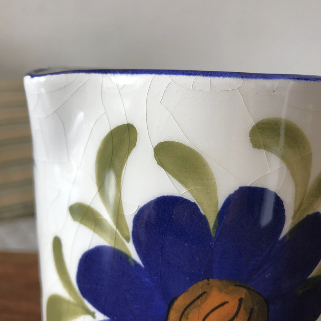 Grand pichet droit en céramique décor grosses fleurs contenance 1,5 litre par Hello Broc brocante en ligne
