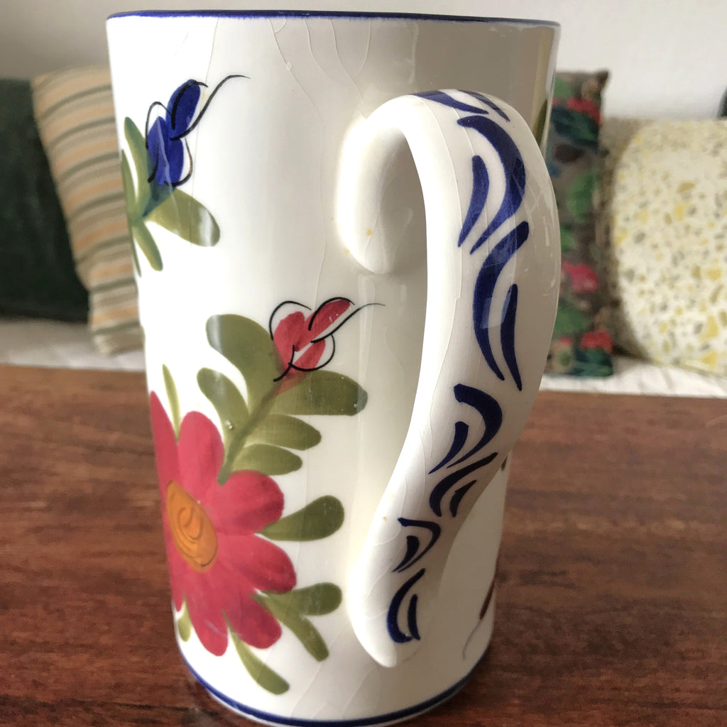 Grand pichet droit en céramique décor grosses fleurs contenance 1,5 litre par Hello Broc brocante en ligne