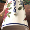 Grand pichet droit en céramique décor grosses fleurs contenance 1,5 litre par Hello Broc brocante en ligne