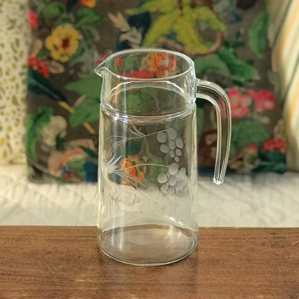 Pichet droit vintage en verre décor gravé grappes par Hello Broc brocante en ligne