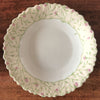 Lot de 5 assiettes creuses ou  à soupe vintage Luminarc verre opalin blanc décor fleurs mauves sur fond jaune pâle par Hello Broc brocante en ligne