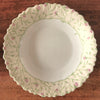 Lot de 5 assiettes creuses ou  à soupe vintage Luminarc verre opalin blanc décor fleurs mauves sur fond jaune pâle par Hello Broc brocante en ligne