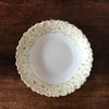 Lot de 5 assiettes à soupe Luminarc verre opalin blanc décor fleurs mauves fond jaune par Hello Broc brocante en ligne