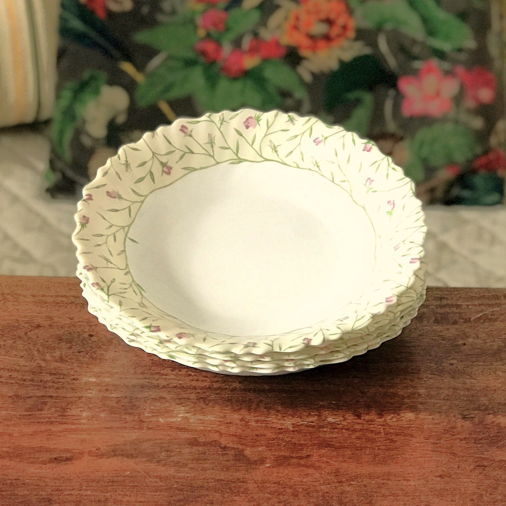 Lot de 5 assiettes creuses ou  à soupe vintage Luminarc verre opalin blanc décor fleurs mauves sur fond jaune pâle par Hello Broc brocante en ligne