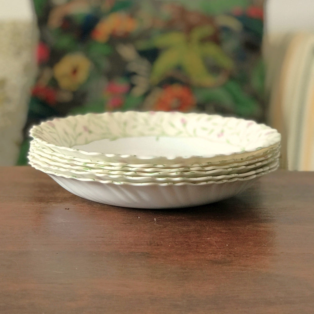 Lot de 5 assiettes creuses ou  à soupe vintage Luminarc verre opalin blanc décor fleurs mauves sur fond jaune pâle par Hello Broc brocante en ligne