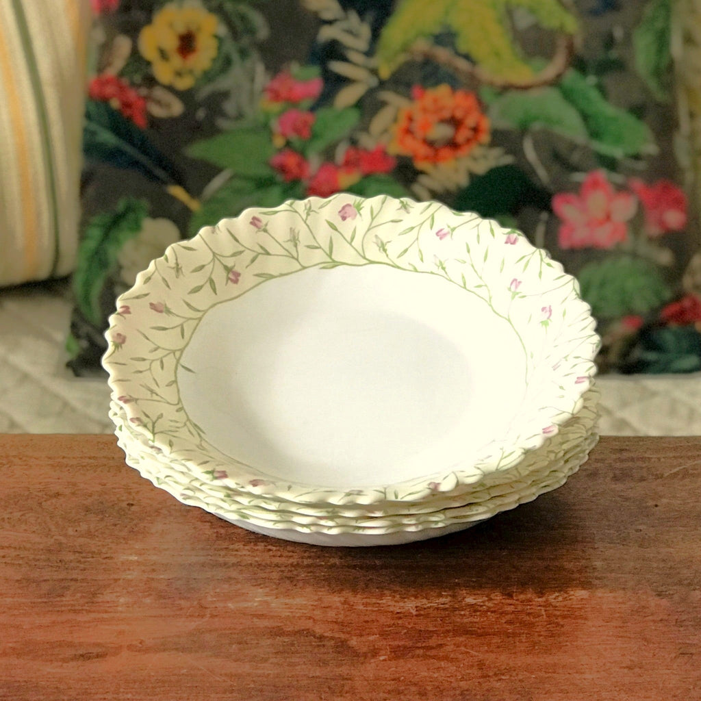 Lot de 5 assiettes creuses ou  à soupe vintage Luminarc verre opalin blanc décor fleurs mauves sur fond jaune pâle par Hello Broc brocante en ligne