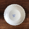 Lot de 5 assiettes à soupe Luminarc verre opalin blanc décor fleurs mauves fond jaune par Hello Broc brocante en ligne