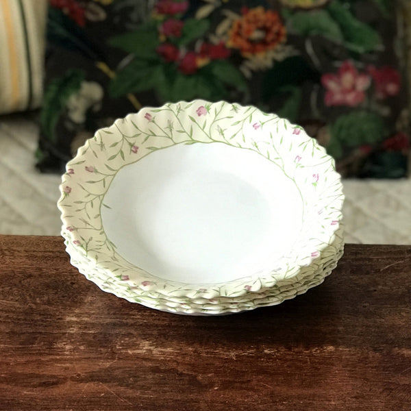 Lot de 5 assiettes à soupe Luminarc verre opalin blanc décor fleurs mauves fond jaune par Hello Broc brocante en ligne