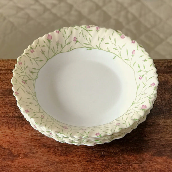 Lot de 6 assiettes à soupe vintage Luminarc verre opalin blanc décor fleurs mauves sur fond jaune pâle par Hello Broc brocante en ligne