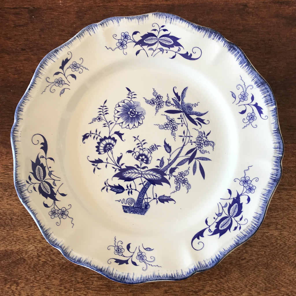 Assiette plate vintage en faïence de Sarreguemines décor Lancaster bleu vendue à l'unité par Hello Broc brocante en ligne