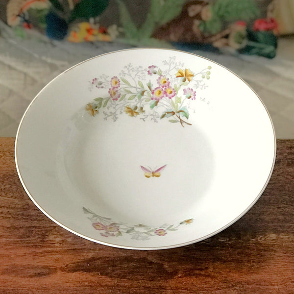 Assiette ancienne creuse ou à soupe en porcelaine décor fleurs & papillon diamètre 23 cm vendue à l'unité par Hello Broc brocante en ligne