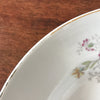 Assiette ancienne creuse ou à soupe en porcelaine décor fleurs & papillon diamètre 23 cm vendue à l'unité par Hello Broc brocante en ligne