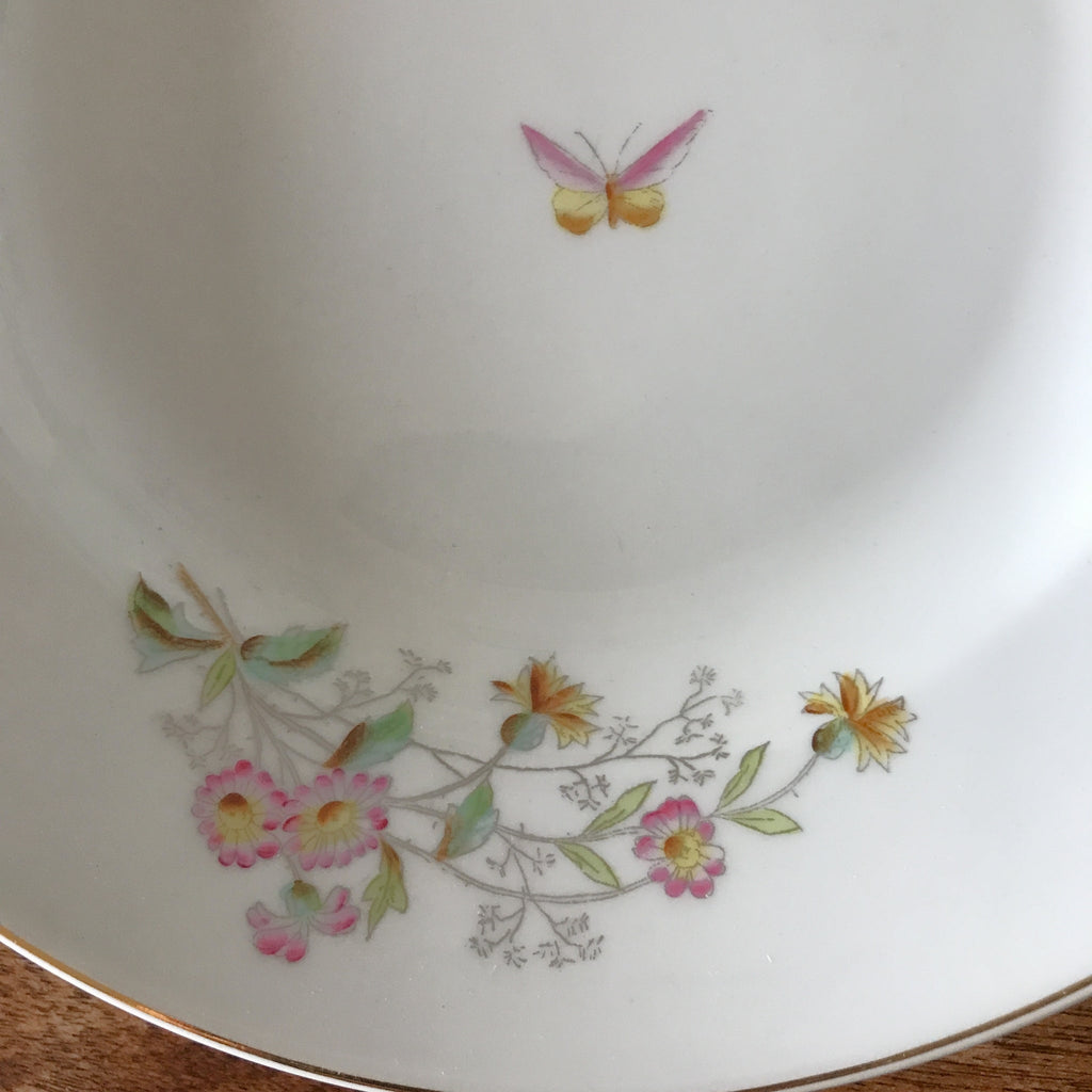 Assiette ancienne creuse ou à soupe en porcelaine décor fleurs & papillon diamètre 23 cm vendue à l'unité par Hello Broc brocante en ligne