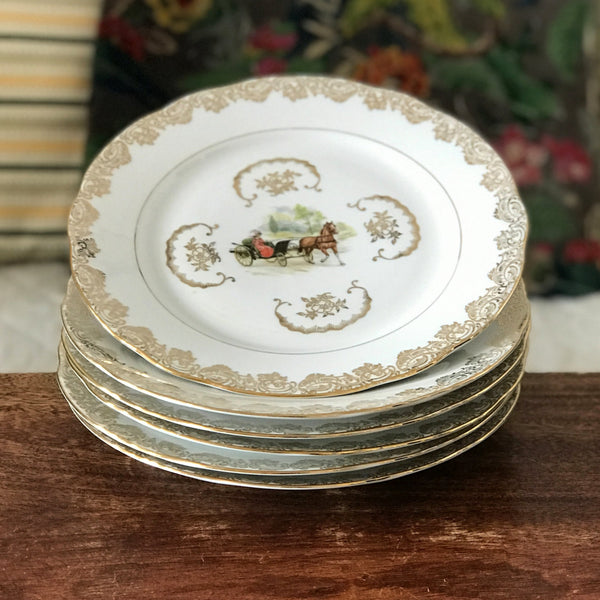 Lot de 6 assiettes plates dorée décor calèche attribué à Porcelaine du Berry par Hello Broc brocante en ligne