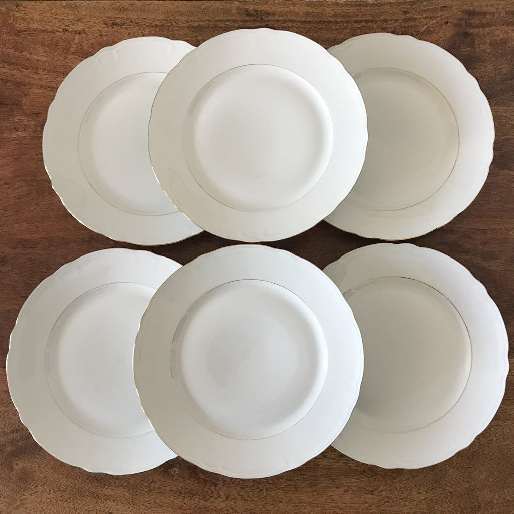 Lot de 6 grandes assiettes plates vintage en porcelaine blanche du Berry France décor fins liserés dorés diamètre de 23,5 cm par Hello Broc brocante en ligne