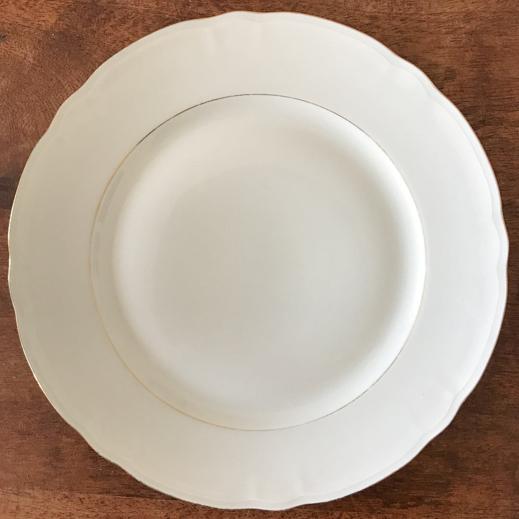 Lot de 6 grandes assiettes plates vintage en porcelaine blanche du Berry France décor fins liserés dorés diamètre de 23,5 cm par Hello Broc brocante en ligne