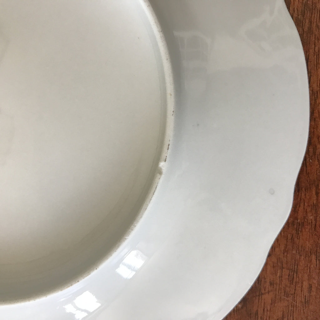 Lot de 6 grandes assiettes plates vintage en porcelaine blanche du Berry France décor fins liserés dorés diamètre de 23,5 cm par Hello Broc brocante en ligne