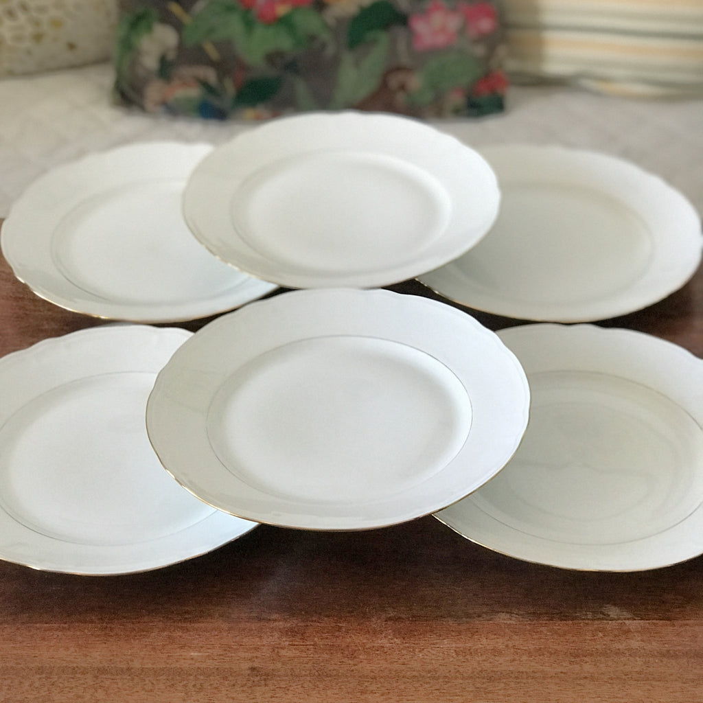 Lot de 6 grandes assiettes plates vintage en porcelaine blanche du Berry France décor fins liserés dorés diamètre de 23,5 cm par Hello Broc brocante en ligne