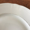 Lot de 6 grandes assiettes plates vintage en porcelaine blanche du Berry France décor fins liserés dorés diamètre de 23,5 cm par Hello Broc brocante en ligne