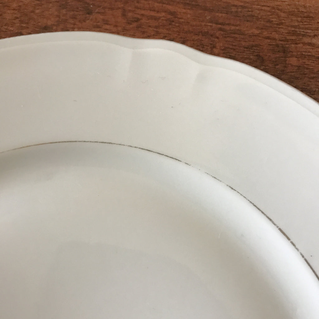 Lot de 6 grandes assiettes plates vintage en porcelaine blanche du Berry France décor fins liserés dorés diamètre de 23,5 cm par Hello Broc brocante en ligne