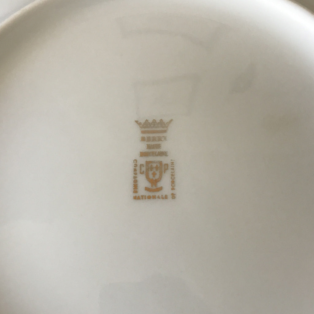 Lot de 6 grandes assiettes plates vintage en porcelaine blanche du Berry France décor fins liserés dorés diamètre de 23,5 cm par Hello Broc brocante en ligne