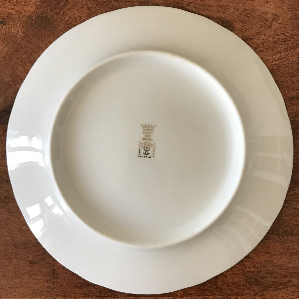 Lot de 6 grandes assiettes plates vintage en porcelaine blanche du Berry France décor fins liserés dorés diamètre de 23,5 cm par Hello Broc brocante en ligne