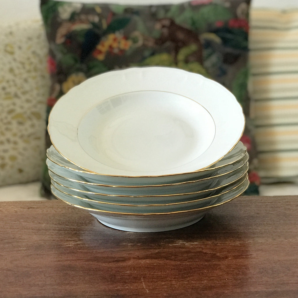 Lot de 6 assiettes creuses en porcelaine blanche du Berry décor doré ADP France diamètre de 23 cm par Hello Broc brocante en ligne