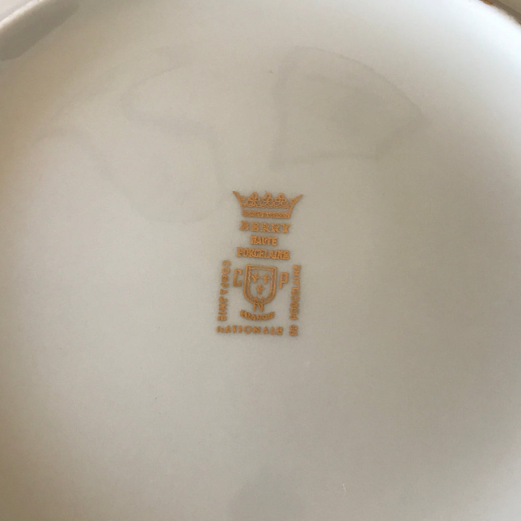 Lot de 6 assiettes creuses en porcelaine blanche du Berry décor doré ADP France diamètre de 23 cm par Hello Broc brocante en ligne