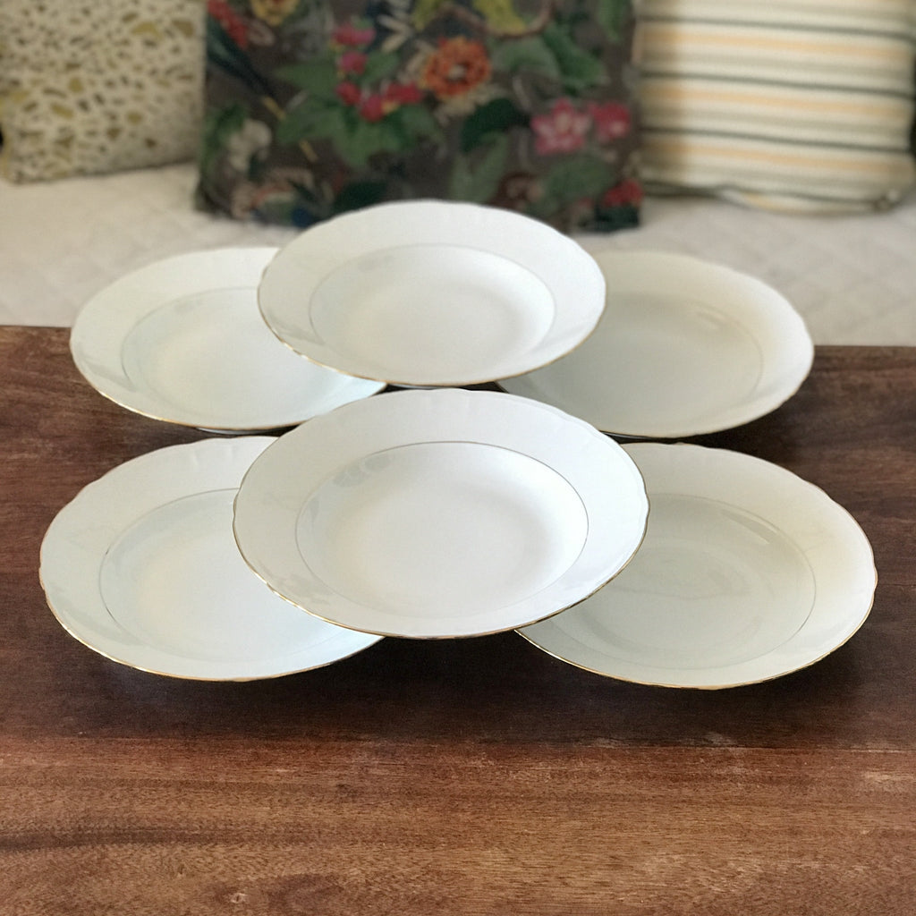 Lot de 6 assiettes creuses en porcelaine blanche du Berry décor doré ADP France diamètre de 23 cm par Hello Broc brocante en ligne