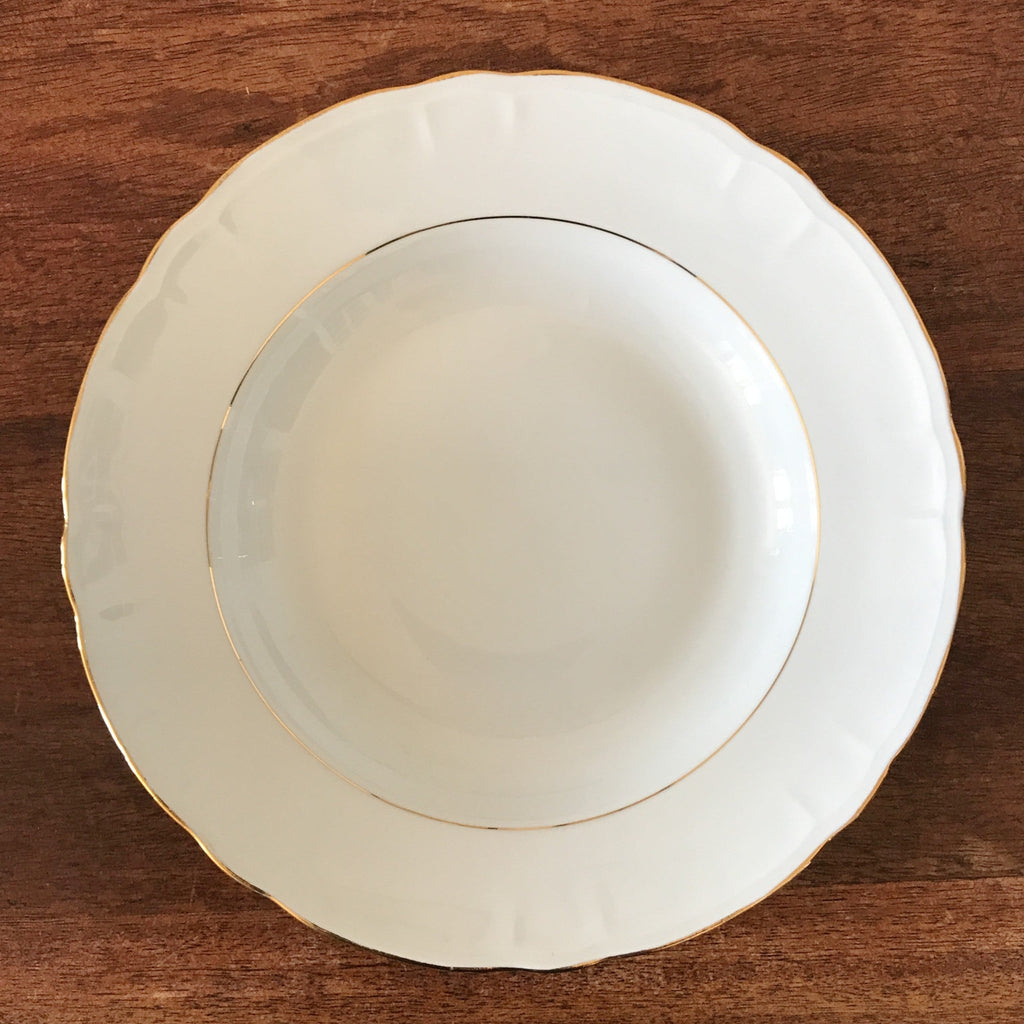 Lot de 6 assiettes creuses en porcelaine blanche du Berry décor doré ADP France diamètre de 23 cm par Hello Broc brocante en ligne