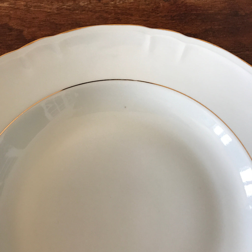 Lot de 6 assiettes creuses en porcelaine blanche du Berry décor doré ADP France diamètre de 23 cm par Hello Broc brocante en ligne