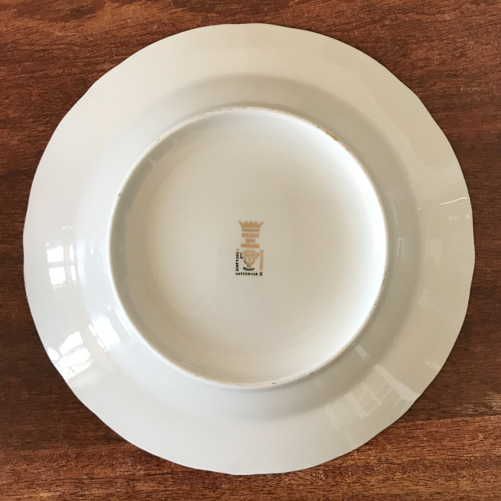 Lot de 6 assiettes creuses en porcelaine blanche du Berry décor doré ADP France diamètre de 23 cm par Hello Broc brocante en ligne