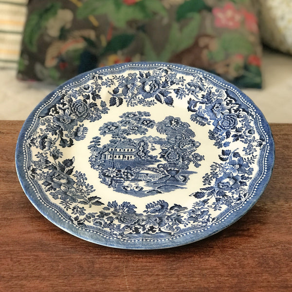 Assiette vintage en céramique vendue à l'unité décor Tonquin bleu Churchill Staffordshire England par Hello Broc brocante en ligne