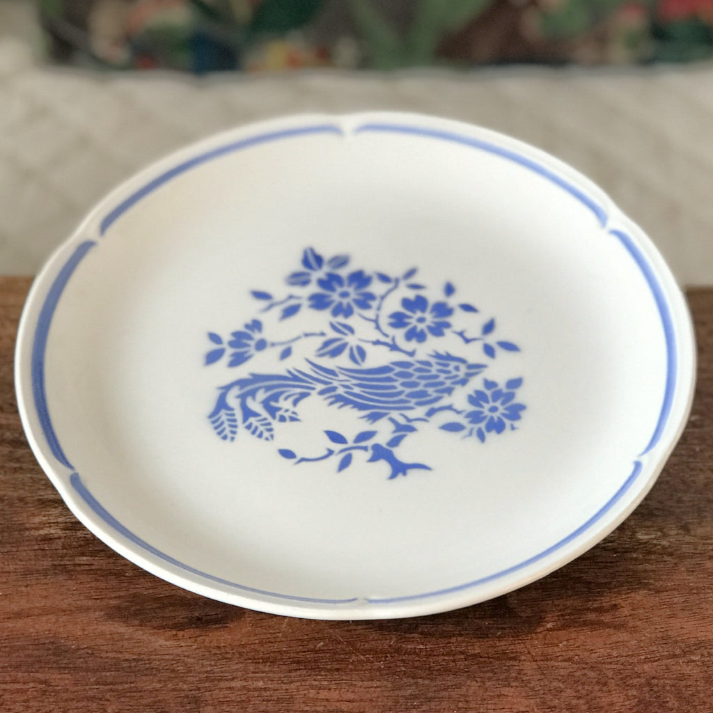 Assiette plate vintage en faïence de Moulin des Loups Orchies France décor Oiseau bleu diamètre de 24 cm par Hello Broc brocante en ligne